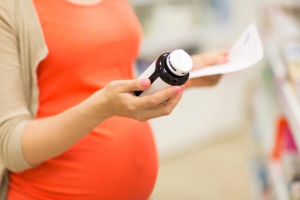 آشنایی با ترکیبات مراقبت از پوست مفید و مضر در دوران بارداری